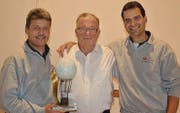 Die strahlenden Sieger Kurt Frieden (links) und Pascal Witprächtiger (rechts) zusammen mit Bruno Scherrer vom Aeroclub Ostschweiz. (Bild: pd)