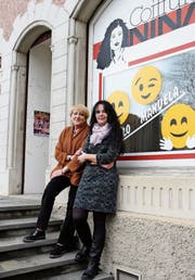 Edith del Priore und Manuela Huber vor dem Coiffeursalon Nina. (Bild: Hannelore Bruderer)