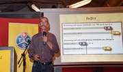 Tipps vom Spezialisten: Fahrlehrer Peter Frey bringt die vielen Zuhörer in Sachen Strassenverkehr auf den neusten Stand. (Bild: Andreas Hörner)