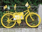 Strassendekoration in Düsseldorf, wo die lukrative Tour de France am Samstag begann. (Bild: Daniel Karmann/AP)