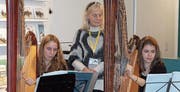 Feines Harfenspiel, aber mit viel Kraftaufwand. Salome Flammer, Tabita Susanna Nicolas (Lehrerin) und Amelie Mannoschöck (von links). (Bild: Pius Bamert)