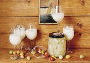 Das Geschmackserbe Genfs: ein Schaumwein, der aussieht wie Milch, Marzipangemüse zur Escalade und Kardy. (Bild: Echtzeit-Verlag)