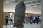 Figur des Bildhauers Hans Josephsohn im Eingang der Fachhochschule - pikanterweise eine Leihgabe des Kunstmuseums, weil der Kredit für Kunst am Bau fehlte. (Bild: Coralie Wenger)