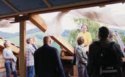 Auf dem Dachstock erklärt Genossenschaftspräsident und Wohngemeinschaftsmitglied René Duveen den Aufbau der Sonnenkollektoren. (Bild: fs.)