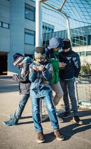 Schüler mit Smartphones sind auch auf den Thurgauer Pausenplätzen omnipräsent. (Bild: Reto Martin)