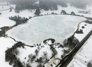 Winterliche Idylle auf der Grenze zum Kanton Zürich: Der Bichelsee ist zugefroren. (Bild: Olaf Kühne)