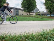 Eine Schülerin fährt mit ihrem Velo entlang der Thundorferstrasse bis zur Sekundarschule. (Bild: Reto Martin)