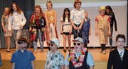 Zum Abschluss singen und tanzen die Schauspieler voll Begeisterung den «Johnny Daepp»-Song. (Bilder: Hanspeter Thurnherr)