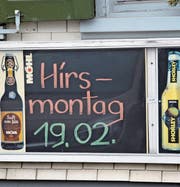 Bereits seit einigen Tagen wurde von dem Restaurant Rössliguet in Rossrüti auf diesen besondern Brauch, den Hirsmontag, hingewiesen. (Bild: Zita Meienhofer)