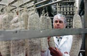 Ein Bell-Mitarbeiter prüft die Reife von Salami. Immer wichtiger als Fleisch- und Wurstwaren werden aber Convenience-Produkte. (Bild: PD)