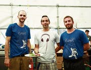 Gallus Knechtle (Mitte) und sein Team präsentieren das Menu mit Heuschrecken und Wasserbüffelfleisch. (Bilder: Steffi Sonderegger)