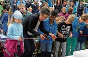 Carla Aubry und Schüler schneiden das Band durch. (Bild: Rudolf Steiner)