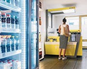 Eine Kundin in einer Postagentur, die in eine Bäckerei integriert ist. (Bild: Christian Beutler/Keystone (Luzern, 20. Juni 2017))