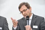 Thurbo-Chef Ernst Boos hält eine Rede anlässlich eines Spatenstichs für den Ausbau des Schienennetzes im Kanton Thurgau. (Bild: Donato Caspari)