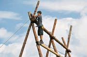 Balance und Geschick sind hier gefragt: Ein mutiger Pfadi bricht – auf mehreren Metern Höhe – einen der grossen Türme ab. (Bild: Reto Martin)