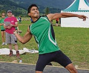 Augen zu und Wurf: Danys Peña vom TV Buchs warf das Geschoss sagenhafte 68,95 Meter weit. (Bild: Robert Kucera)