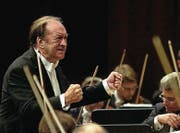 Austrian conductor Nikolaus Harnoncourt conducts the Vienna philharmonic Orchestra, during the Lucerne Festival, Saturday, September 6, 2006 in the Concert Hall of the Culture and Congresscenter KKL in Lucerne, Switzerland. (KEYSTONE/ Sigi Tischler) (Bild: SIGI TISCHLER (KEYSTONE))
