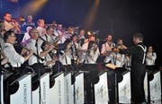 Die Melodia Goldach unter der Leitung von Dirigent Markus Lins begeistert mit Melodien aus den 60ern und 80ern. (Bild: Ramona Riedener)