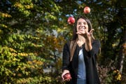 Marion Weibel geniesst die Bewegung – beim Tanzen und beim Jonglieren mit Äpfeln. (Bild: Reto Martin)
