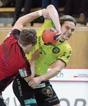 Amadeus Hedin (rechts) von St. Otmar versucht sich gegen Gossaus Niels Ham durchzusetzen. (Bild: Urs Bucher)
