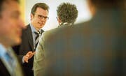 Besprechung in der Wandelhalle: Dominik Diezi (CVP, Arbon). (Bild: Reto Martin)