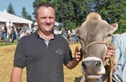Die fünfjährige Wonya ist bereits zum zweitenmal Miss Wil. Armin Granwehr ist stolzer Besitzer. (Bild: Christoph Heer)