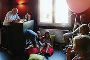 Der Stadtammann erzählt die Geschichte vom «chline Riis». (Bild: Mathias Frei)