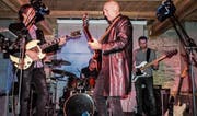 Zed Mitchell steht mit seiner Band auf der Bühne des Aadorfer Rotfarbkellers. (Bild: Kurt Lichtensteiger)