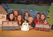 Die Frauen der Nachmittagsgruppe der Wildhauser Puppenbühne, Monika Züllig, Margrit Eberhard, Elisabeth Knaus, Ruth Plattner, Liseli Stricker, Bianca Forrer und Rosmarie Wirz (von links) mit Schneewittchen und den sieben Betten. (Bilder: Adi Lippuner)