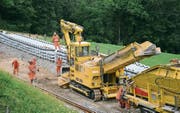 Einbau von Betonschwellen zwischen Degersheim und Brunnadern im Rahmen des Clusters 2015. (Bild: SOB)