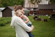 Zwischen 80 und 90 Paare aus der Deutschschweiz warten derzeit auf ein Adoptivkind. (Bild: Brooke Rieman/Getty)