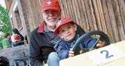 Keiner zu alt oder zu jung für die Seifenkiste: Grossvater Karl Manz und sein sechsjähriger Enkel Samuel fuhren gestern beim Grand Prix Braunau vorne mit. (Bild: Rudolf Steiner)