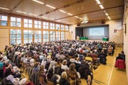 384 Stimmbürgerinnen und Stimmbürger versammeln sich in der Mehrzweckhalle. (Bild: Reto Martin)