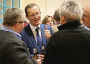 Bei einem Apéro diskutiert Gemeindepräsident Walter Schönholzer nach der Versammlung mit Einwohnern. (Bild: Hannelore Bruderer)