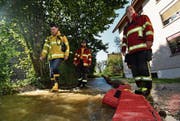 Wasserrohrbrüche wie hier am 15. September 2017 an der Rütistrasse 26a richten teilweise verheerende Schäden an. (Bild: Manuel Nagel)