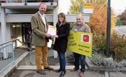 Die Rorschacherberger Post soll bestehen bleiben. Gemeindepräsident Beat Hirs (links) nimmt die Unterschriftenbögen der SP von Anna Viola Bleichenbacher entgegen. Begleitet wird sie von Franz Spirig. (Bild: Jolanda Riedener)