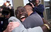 Ein strahlender Charles Amoah an der Meisterfeier des FCSG. (Bild: MICHELE LIMINA (KEYSTONE))