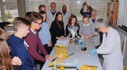 Nieves Perez Payàn bereitet unter den gespannten Blicken der Schüler einen Lumineszenz-Versuch vor. (Bilder: Hanspeter Thurnherr)