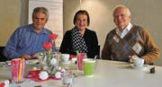 Bereiten sich auf den Philosophie-Café-Treff vor: Pfarrer Damian Brot, Renata Egli-Gerber und Urs Egli. (Bild: Nicole D'Orazio)