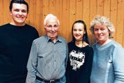 Strahlende Gesichter (von links): Die für guten Probenbesuch geehrten Jan Tischhauser und Hans Tischhauser sowie die beiden Neumitglieder Leonie Giger und Brigitte Gschwend. (Bild: PD)