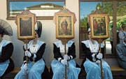 «Täfelimeedle» während der Eucharistiefeier an Fronleichnam in Appenzell. Die Frauen tragen bemalte Holztafeln mit den Geheimnissen des freudenhaften, des schmerzhaften und des glorreichen Rosenkranzes. (Bild: Gian Ehrenzeller/Keystone (Appenzell, 26. Mai 2016))