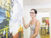 Kuratorin Milena Oehy hängt ein Bild des Frauenfelder Künstlers Mark J. Huber auf; im Hintergrund Otmar Dossenbach vom Kunstverein Frauenfeld. (Bild: Donato Caspari)