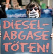 Aufgrund des Dieselskandals stehen deutsche Autobauer schon länger in der Kritik. Die nun bekannt gewordenen Menschen- und Tierversuche dürften das Image der Konzerne weiter verschlechtern. (Bild: Clemens Bilan/EPA (Berlin, 2. August 2017))