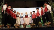Der Jodelclub Seebuebe Altnau auf der Bühne. (Bild: Manuela Olgiati)