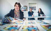 In den neuen Räumlichkeiten der Bildschule im P&R-Gebäude: Präsidentin Silvia Peters sieht das Programm einer anderen Bildschule durch, Vorstandsmitglied Mathias Tanner und Vizepräsidentin Lisa Schwarz Parolari besprechen Vorbereitungen am Laptop. (Bild: Andrea Stalder)