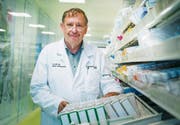 Spital- und Kantonsapotheker Rainer Andenmatten im Medikamentenlager des Spitals Münsterlingen. (Bild: Andrea Stalder)