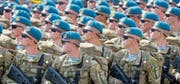 Ukrainische Soldaten marschieren bei der Parade zum Unabhängigkeitstag der einstigen Sowjetrepublik. (Bild: Efrem Lukatsky/AP (Kiew, 24. August 2017))
