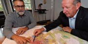 Stadtrat Stefan Mayer und Stadtpräsident Martin Salvisberg schauen sich auf der Karte das Gebiet südlich des Bahnhofs an. (Bild: Manuel Nagel)