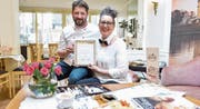 Norbert und Tatjana Mahr präsentieren die Urkunde der Kaffeehaus-Vereinigung in Wien. (Bild: Donato Caspari)