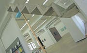 Sechs Treppenstufen als Zutritt zum Kunstraum Kreuzlingen: Christine Müllers Installation an der Werkschau Thurgau. (Bild: Dieter Langhart)